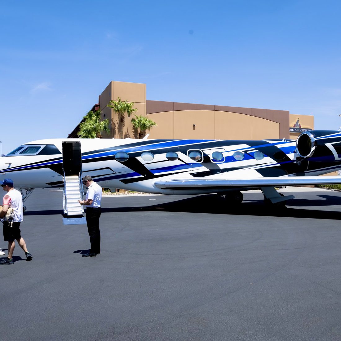 A black and blue Gulfstream on the Las Vegas tarmac with its stairs down